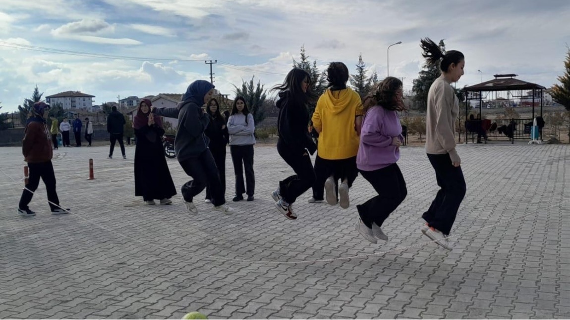 I. Dönem Sonu Faaliyet Etkinlikleri Kapsamında Okulumuzda Oyun Saatinde Çok Eğlendik.